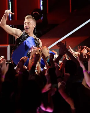 Live concert by Aries - Artist