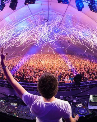 Live concert by Nicole Moudaber